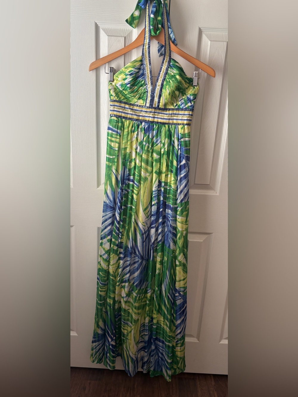 BCBGMAXAZRIA 100% Silk Chiffon Palm Print Pleated Sequin Halter Maxi Dress 0